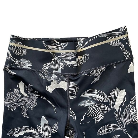 ATHLETA Navy Blue Floral Sonic Capri Size Medium Petite - Picture 4 of 9